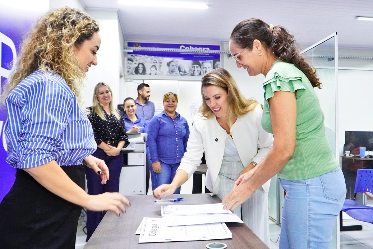 Entrega de contratos definitivos do Programa Pró-Moradia beneficia seis famílias de Uberaba, garantindo segurança jurídica e regularização dos imóveis. (Foto/Divulgação)