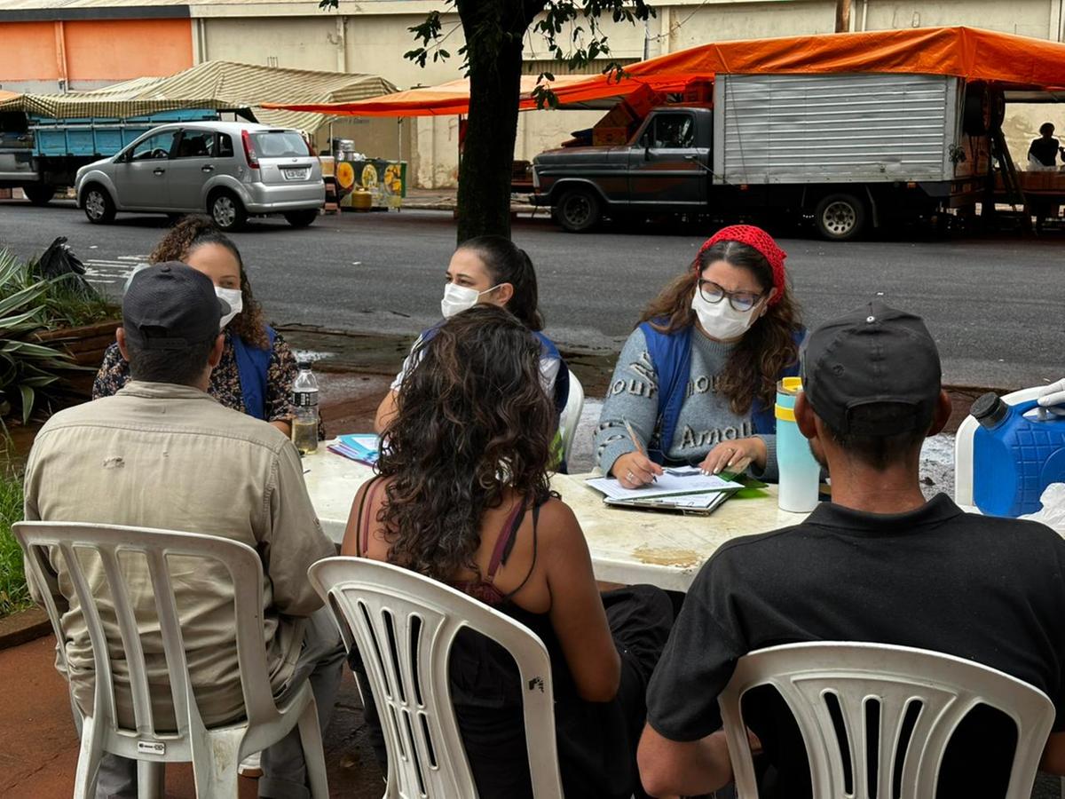 Equipes realizam atendimento social e de saúde a pessoas em situação de rua no bairro São Benedito, em Uberaba. (Foto/Divulgação)
