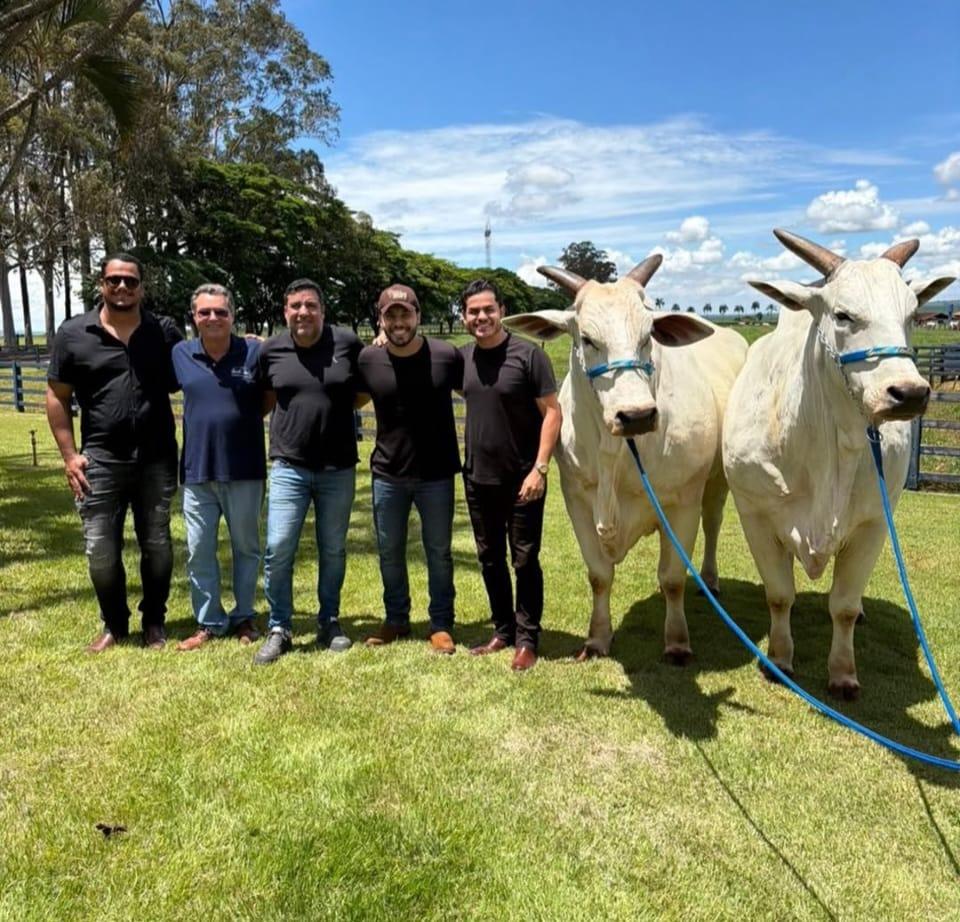 Murilo Huff apareceu ao lado da vaca mais valorizada do mundo e de seus sócios da fazenda Mata Velha, em Uberaba. (Foto/Reprodução/Rede Social)