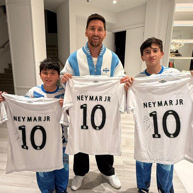 10 de Neymar. 10 de Messi. 10 de Pelé. Um legado infinito na história do futebol. De Neymar Jr para Lionel Messi. Do Príncipe para o Gênio (FOTO/REPRODUÇÃO/Instagram)