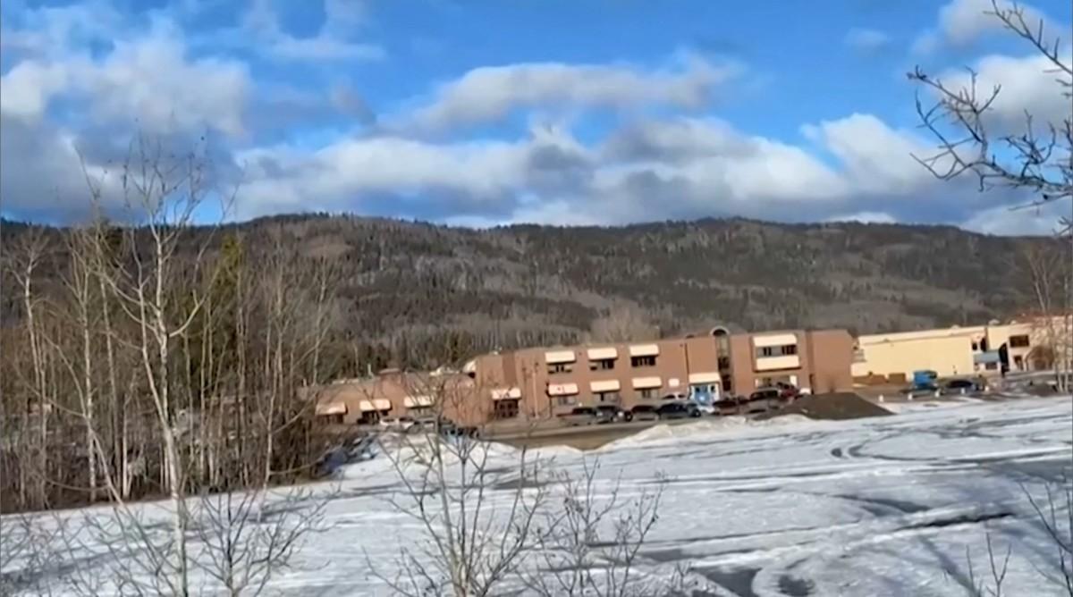 Prédio da escola de ensino fundamental e médio onde ocorreu o ataque em Tumbler Ridge, Colúmbia (Foto/TRENT ERNST/AFP)