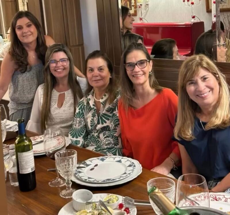 Noite de bons drinks e boa mesa na comemoração do niver de Deborah Hallal Jorge, com suas amigas Fernanda Magalhães, Ana Lúcia Nogueira Borges, Aninha Kefalas, e Denise Tahan (Foto/Arquivo pessoal)