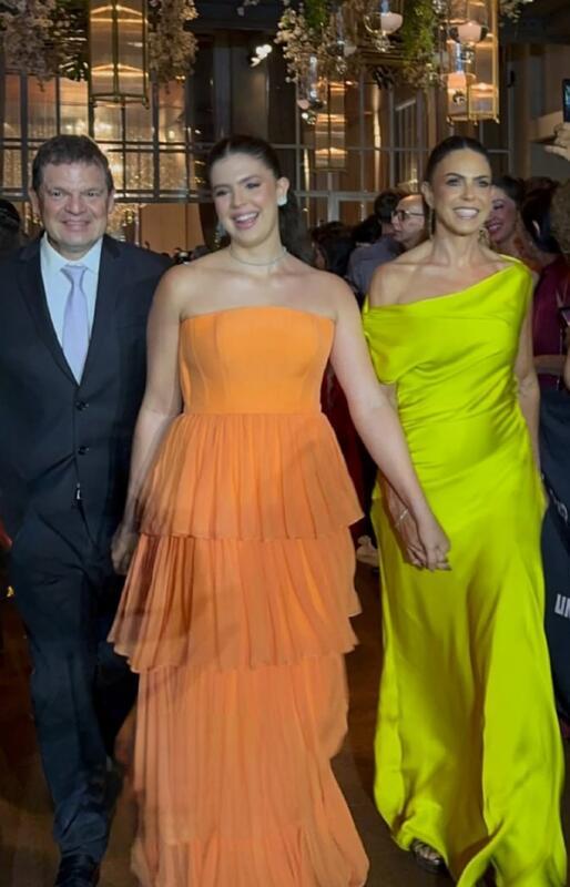 Gabi Barsam colou grau como engenheira agrônoma e festejou com seus pais Luciene e Luiz Gustavo Barsam (Foto/Arquivo pessoal)