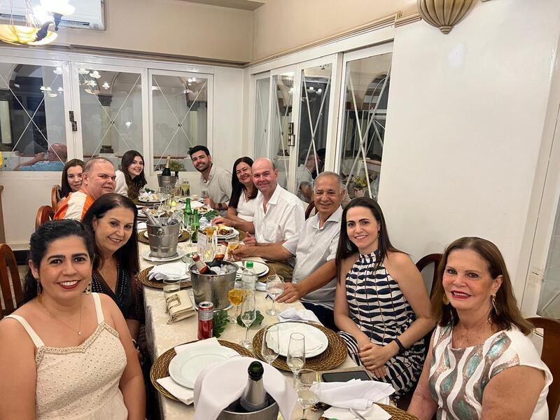 Família comandada pelo advogado Dr Jarbas Peixoto e sua esposa dra Ana Cristina Abdu Peixoto no ainda comentado réveillon do Tamareiras Hotéis (Foto/Arquivo pessoal)