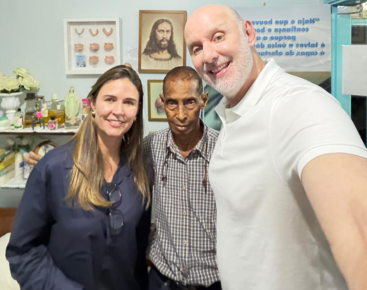 Eurípedes Higino recebeu nesta 4ª feira a visita de Tande, um dos “monstros” do vitorioso vôlei brasileiro. (Foto/Reprodução)