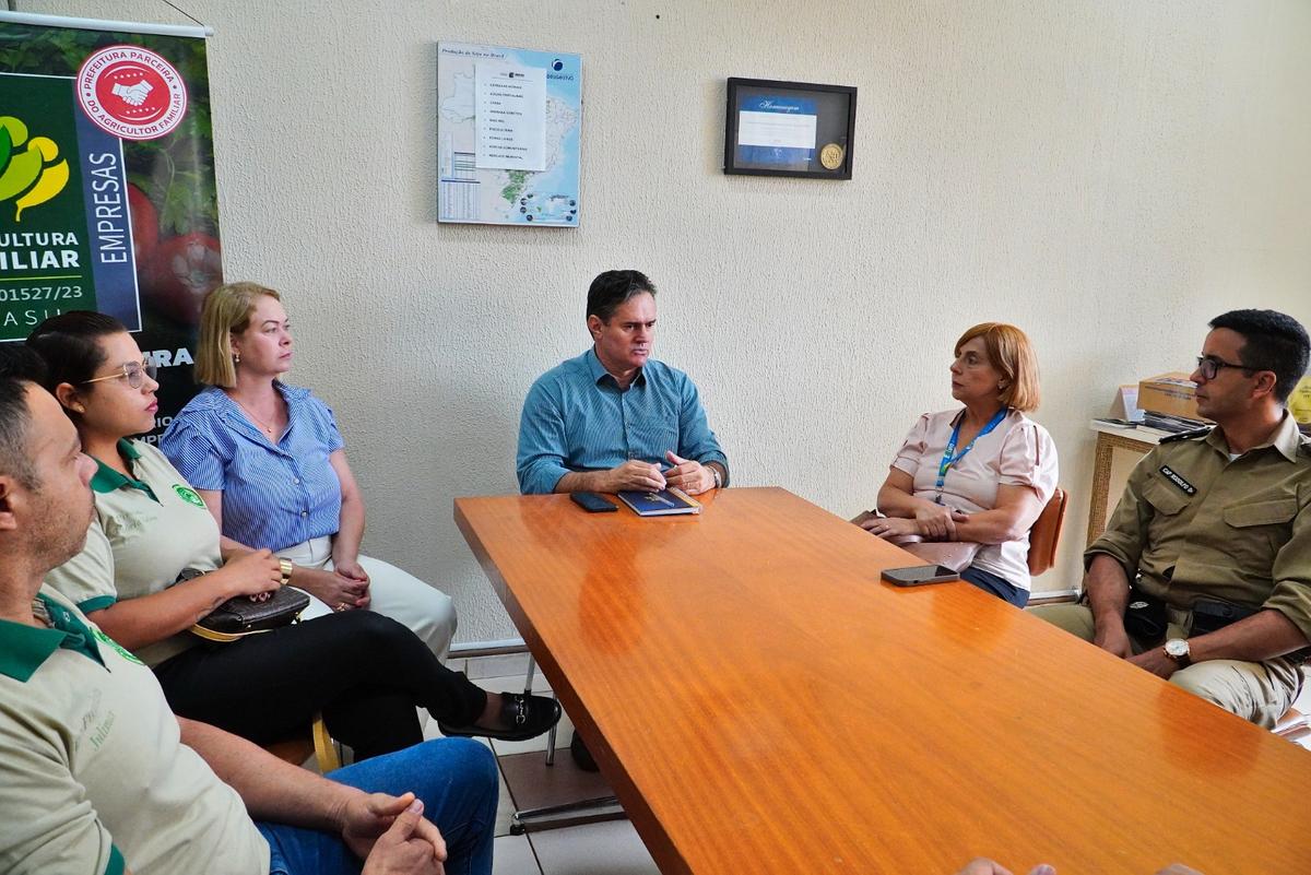 Reunião no Centro Administrativo definiu reforço da Guarda Civil Municipal e instalação de ponto base da PM nas feiras livres de Uberaba. (Fotos/Lilian Veronezi/PMU)