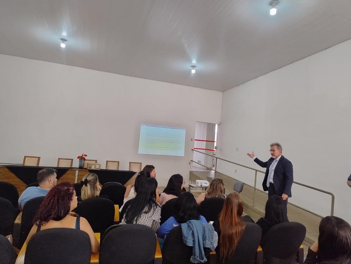 Representantes do Comitê da Primeira Infância reunidos na Casa dos Conselhos para alinhar as ações e o envio do Plano Municipal à Câmara de Uberaba em 2026. (Foto/Divulgação)