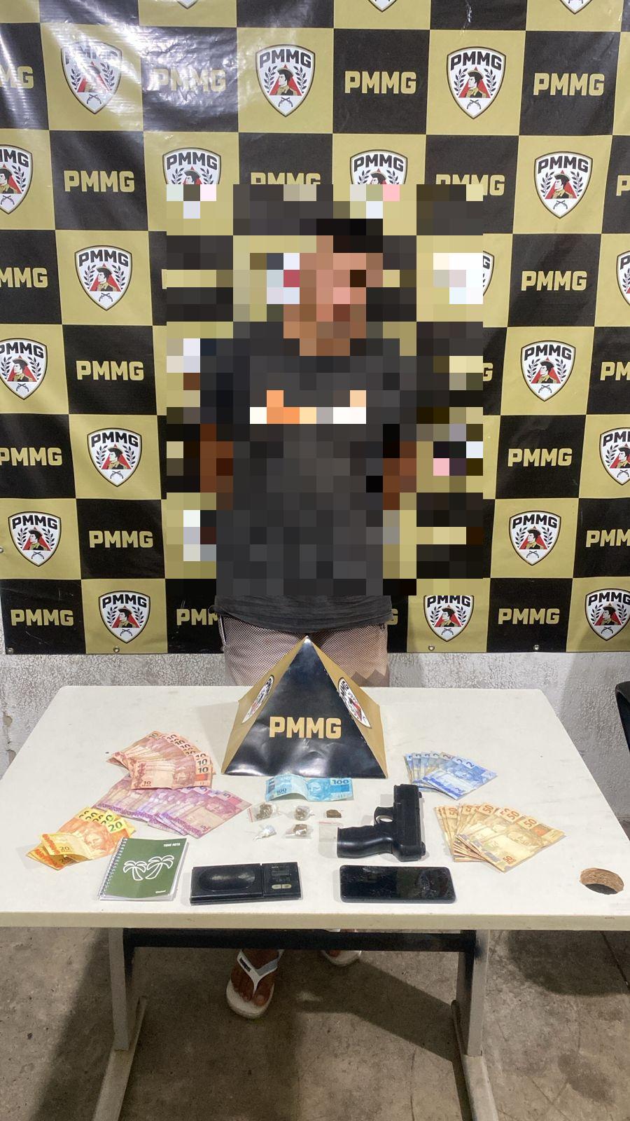 Materiais apreendidos durante operação no Jardim Triângulo incluem drogas, dinheiro, balança, caderno com anotações, celular e réplica de arma de fogo; um homem foi preso (Foto/Divulgação)