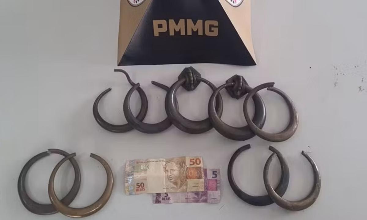 Ornamentos de cobre furtados do Cemitério Bom Jesus, em Araguari, foram recuperados pela PM. (Foto/Divulgação/PMMG)