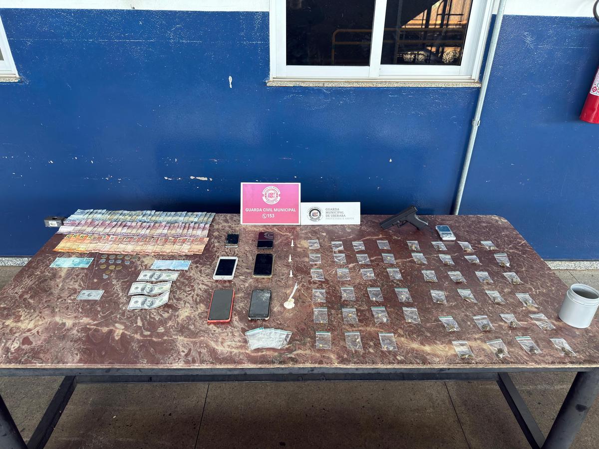 Suspeito de tráfico é detido pela Guarda Civil Municipal no bairro Abadia, em Uberaba; com ele, equipes do Canil apreenderam drogas, dinheiro, balança de precisão, simulacro de arma e celulares. (Foto/Divulgação/GCM)