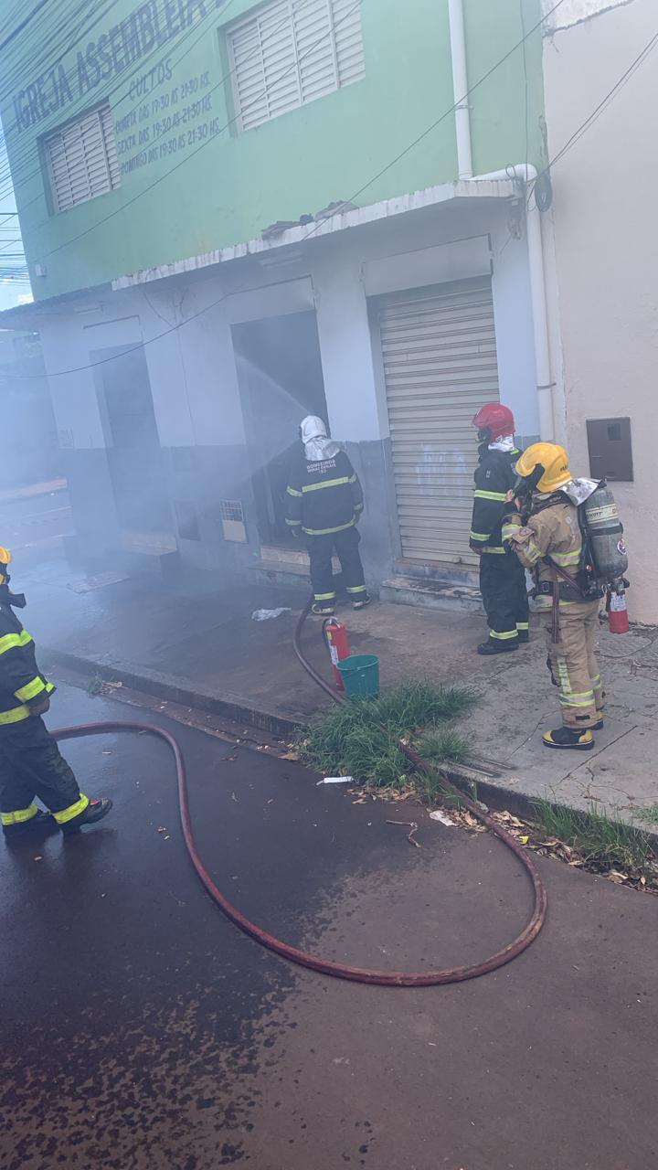 Equipes do Corpo de Bombeiros atuaram no combate a incêndio em empresa, na rua Olímpio Cassimiro Mendonça, no Parque das Américas, onde as chamas atingiram um ventilador e danificaram parte do depósito (Foto/Divulgação)
