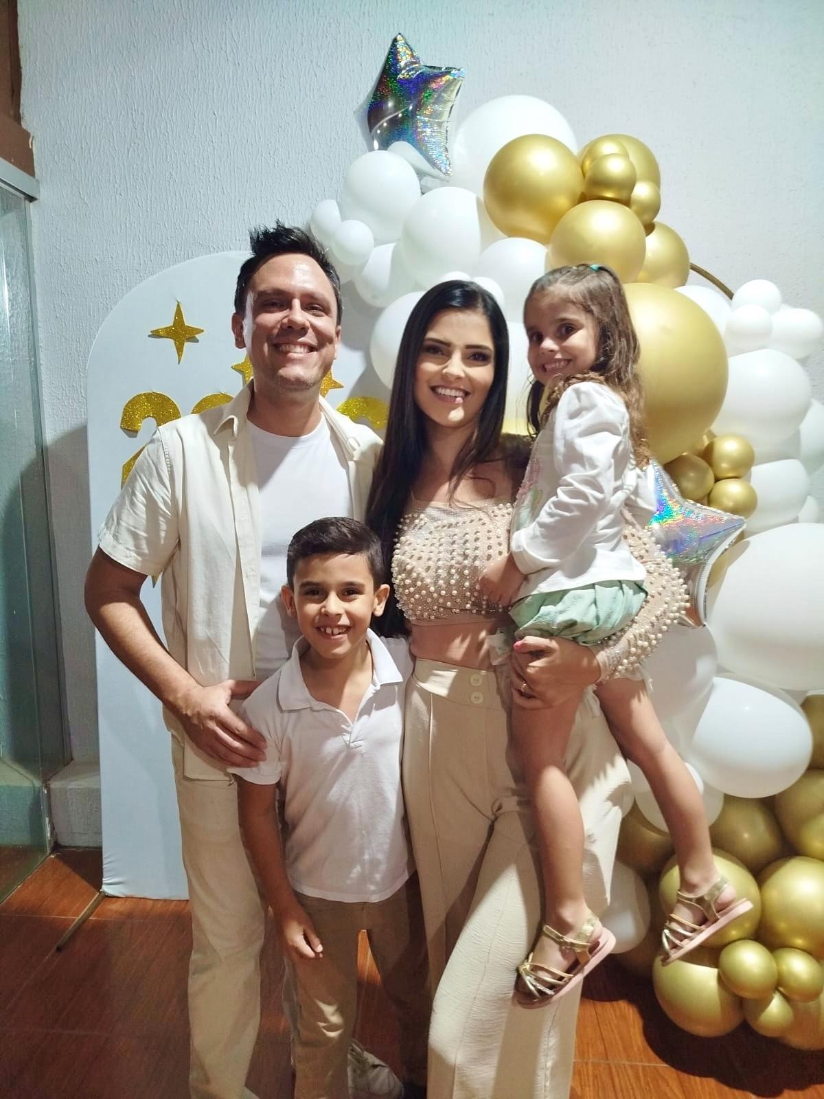 A advogada Adilla Weitzel comemora mais um ano de vida ao lado do marido, Carlos Giovanny, e dos filhotes Florença e Tarcísio. Parabéns e muitas felicidades! (Foto/Arquivo Pessoal)