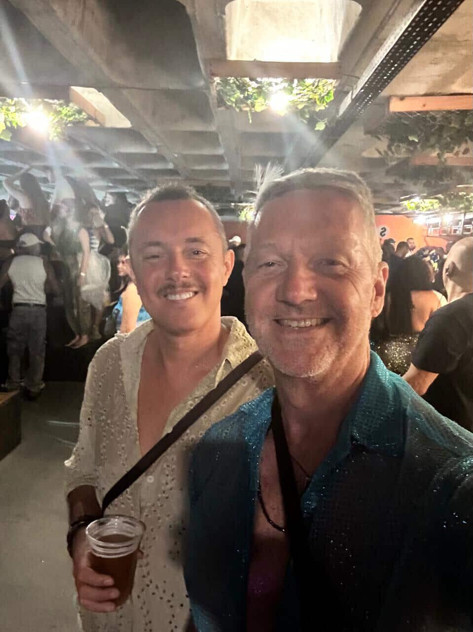 Júnior Lacerda e Geraldo Cortes curtem o Camarote Folia Tropical, acompanhando os ensaios das Escolas de Samba no Rio de Janeiro. (Foto/Arquivo Pessoal)
