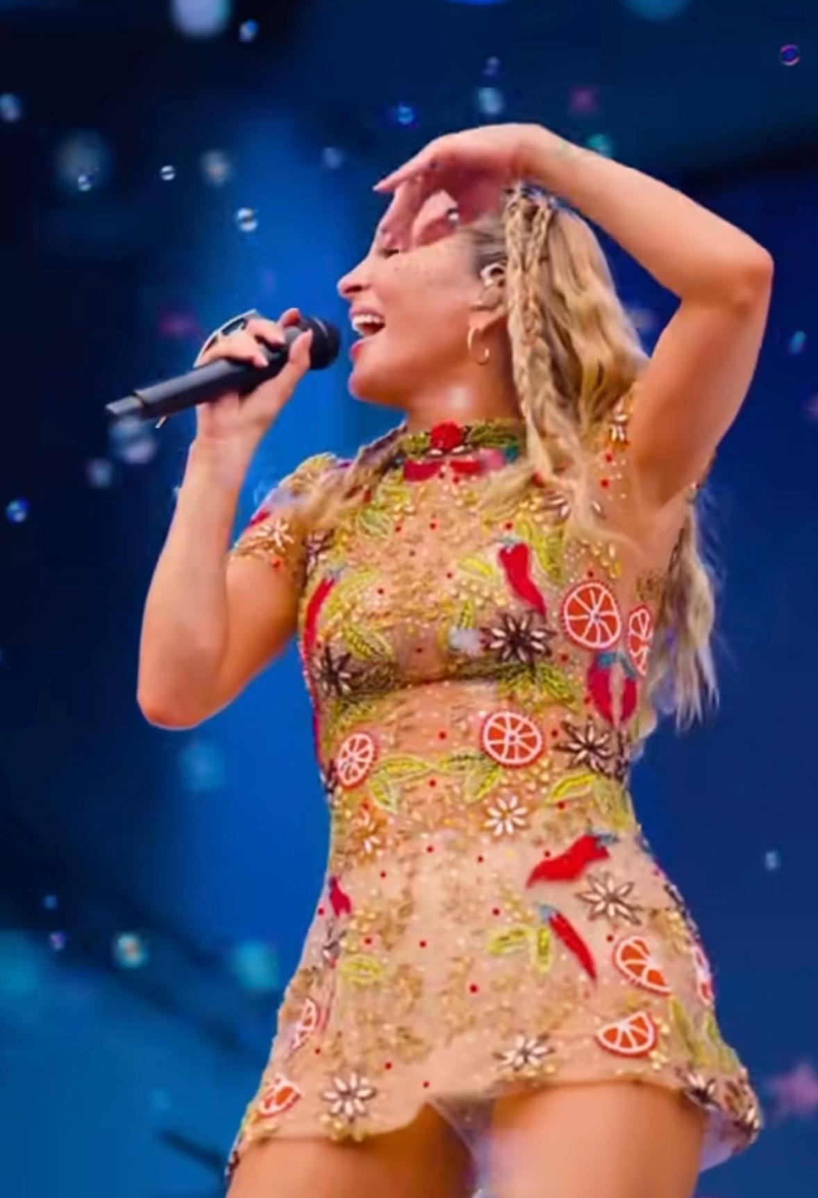 Claudia Leitte abriu o carnaval de Olinda com look assinado pela estilista Pati Olie. Orgulho da nossa cidade, repleta de talentos! (Foto/Divulgação)