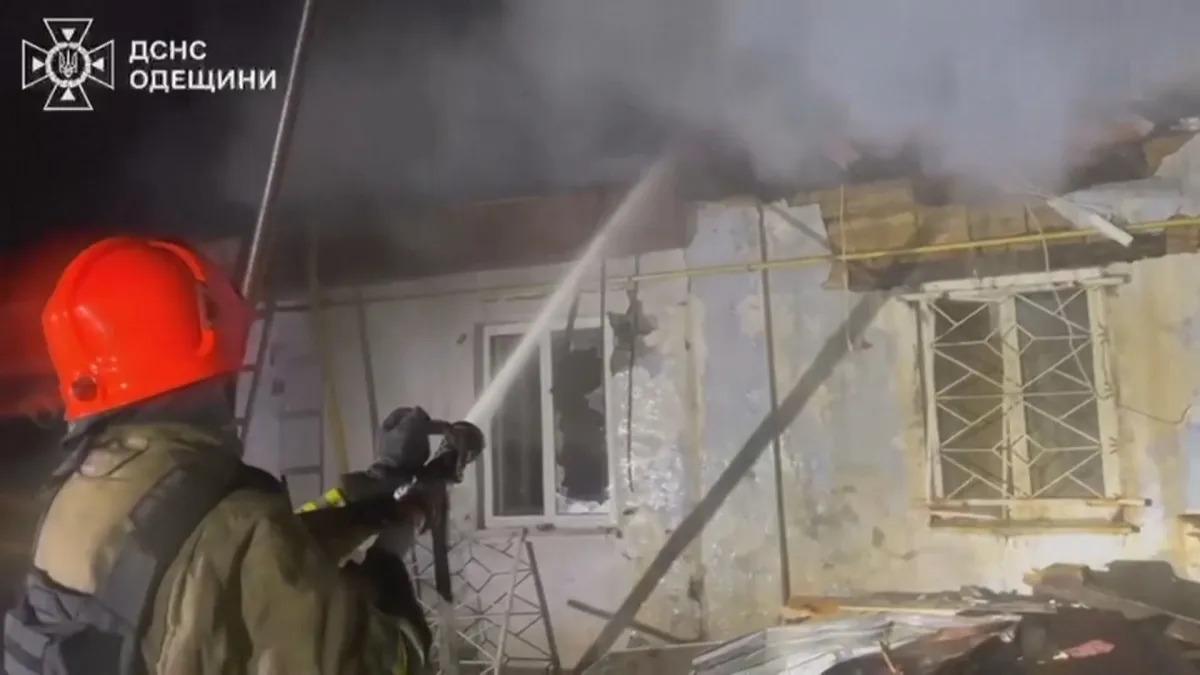 Bombeiros apagam incêndio em Odessa, na Ucrânia, após ataques da Rússia (Foto/Divulgação SERVIÇO DE EMERGÊNCIA DO ESTADO DA UCRÂNIA NA REGIÃO DE ODESSA)