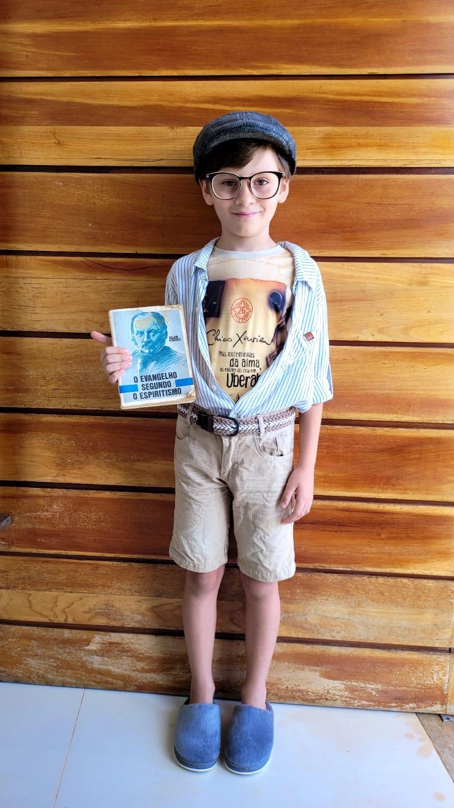 Destaque especial para o Vicente Aveiro, que arrasou na escolha da fantasia para o grito de carnaval da escola! O pequeno se inspirou em Chico Xavier, uma escolha cheia de personalidade e, convenhamos, ficou simplesmente fofo! (Foto/Arquivo Pessoal)