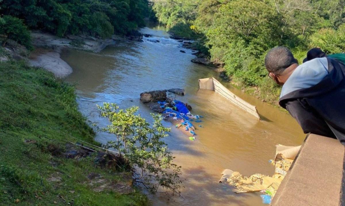 Caminhão cai de ponte e fica submerso em rio de Mariana (Foto/Corpo de Bombeiros)