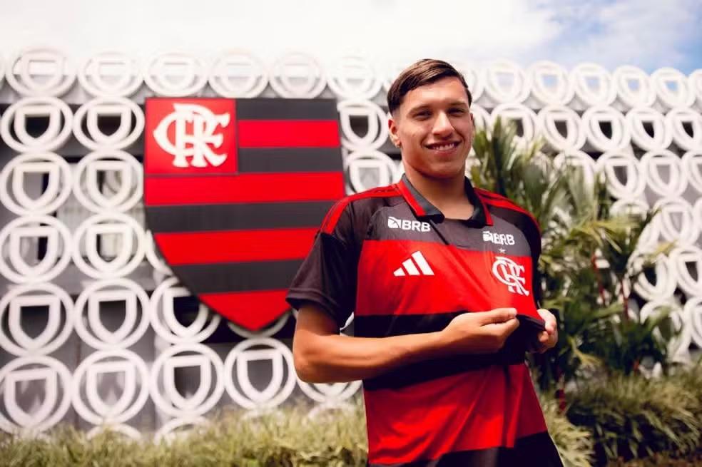 Sayago de 18 anos chega do River Plate como aposta e pode ter 50% dos direitos adquiridos por US$ 1 milhão (Foto/Divulgação – Flamengo)