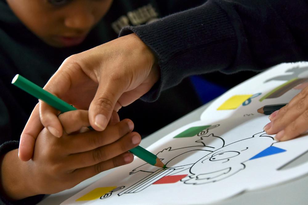 Ela detalhou que, sem professor de apoio, a permanência do filho mais velho em sala de aula no ano passado foi inviável (Foto/Divulgação)