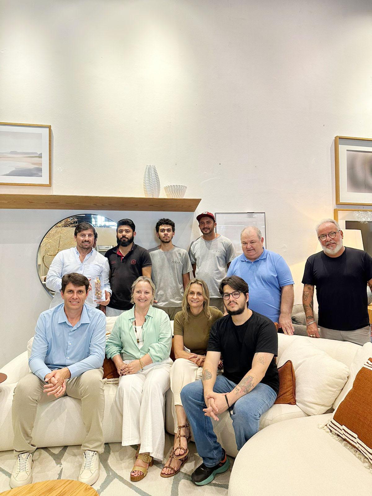 Destaque no cenário nacional - A loja Zdoor acaba de ser premiada pela empresa Lider, como a melhor revenda do Brasil. A loja, comandada pelos sócios José Lopes, Cristina Lopes e Elza Lopes, consolida sua posição de liderança no mercado através da qualidade e do atendimento diferenciado. Parabéns e sucesso (Foto/Arquivo pessoal)