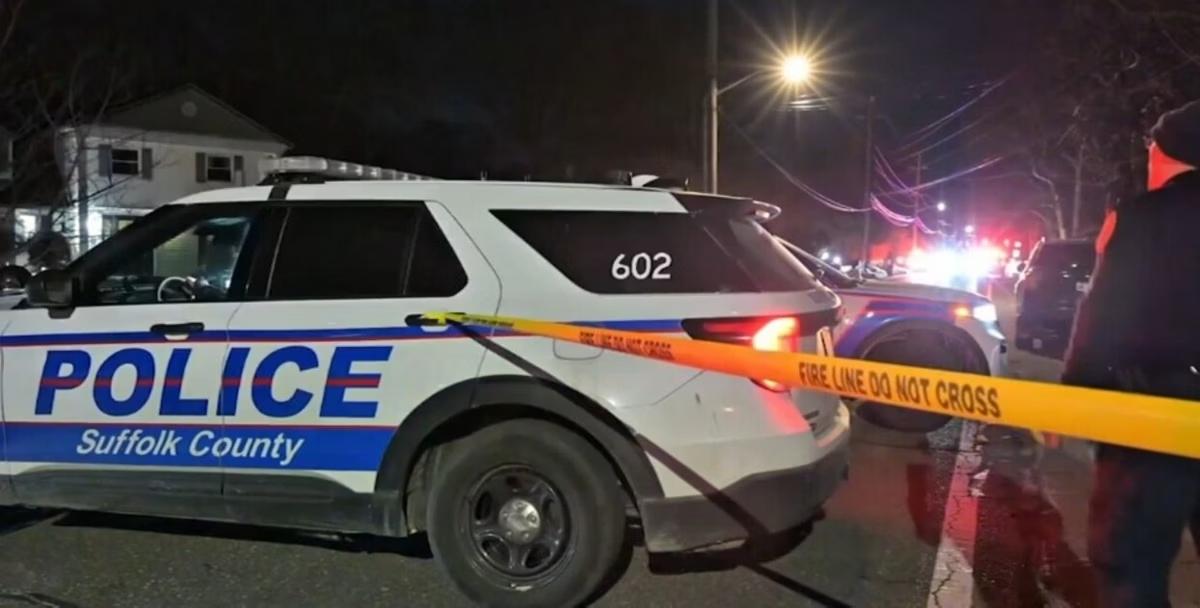 Policiais cercam casa onde a brasileira Adriana Barbosa foi esfaqueada até a morte (Foto/Reprodução YouTube)