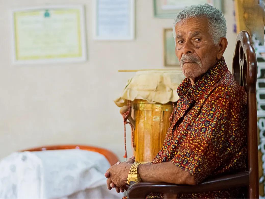 Mestre Bángbàlà, o Ogan mais antigo do Brasil. (Foto/Reprodução/Milana Trindade)