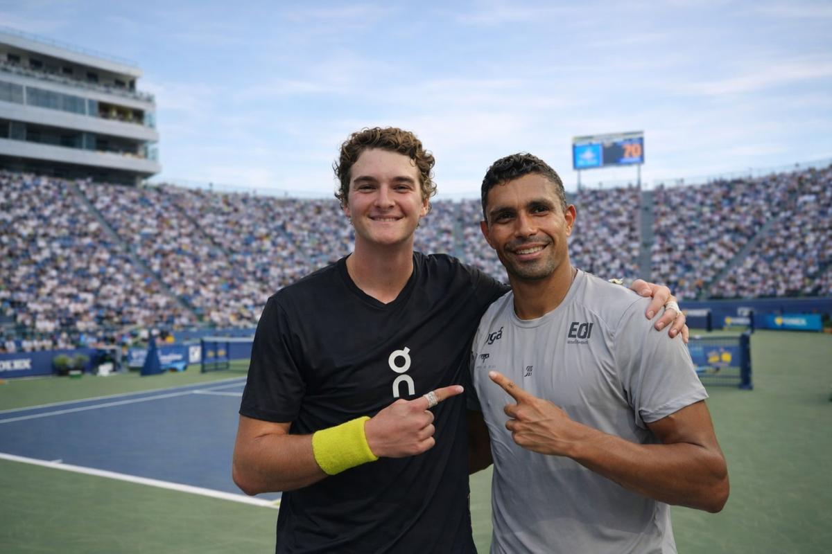 Brasileiros se enfrentam na Quadra Guga Kuerten após vitória de Fonseca nas duplas. (Foto/Montagem)