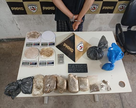 Denúncia anônima leva PM a estourar ponto de tráfico na Avenida São Paulo. (Foto/Divulgação/PMMG)