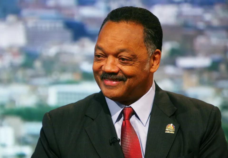 O ativista dos direitos civis Jesse Jackson morreu aos 84 anos nos Estados Unidos, deixando um legado histórico na luta contra a segregação racial ao lado de Martin Luther King Jr. (Foto/Reprodução)