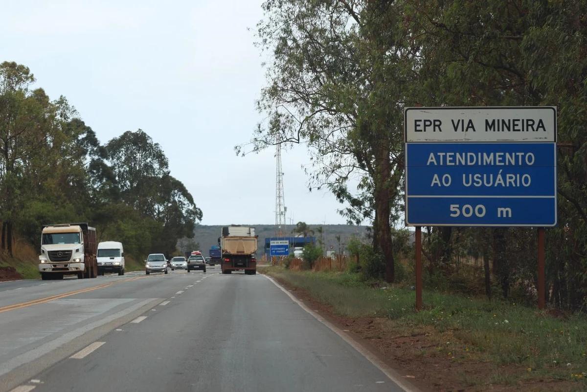 EPR Via Mineira e Corpo de Bombeiros trabalham para liberar pista. (Foto/Flávio Tavares/O TEMPO)