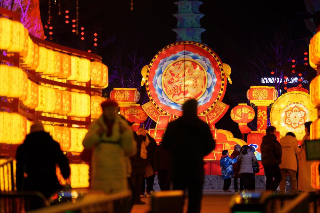 Cidades chinesas se iluminam para celebrar a chegada do Ano do Cavalo de Fogo, símbolo de energia, movimento e novas oportunidades no zodíaco chinês. (Foto/Reprodução)