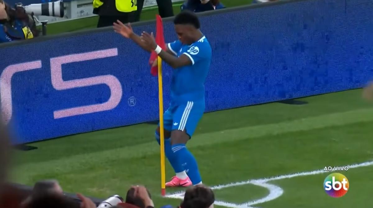 Brasileiro faz o gol do 1 a 0 em Lisboa, partida é paralisada por protocolo antirracismo e Mourinho é expulso (Foto/Reprodução)