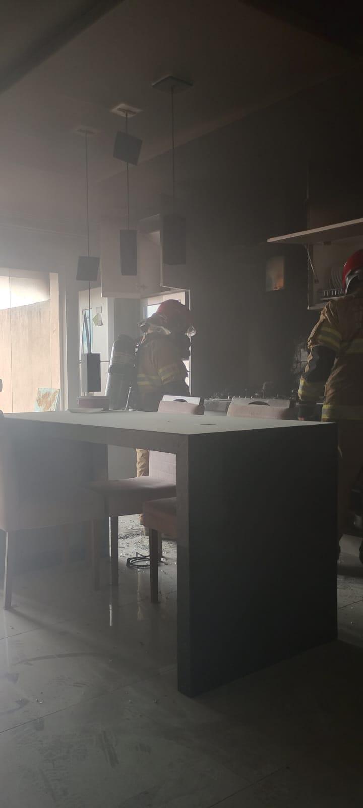 Foco do incêndio estava na cozinha do imóvel; ação rápida evitou maiores danos. (Foto/Divulgação)