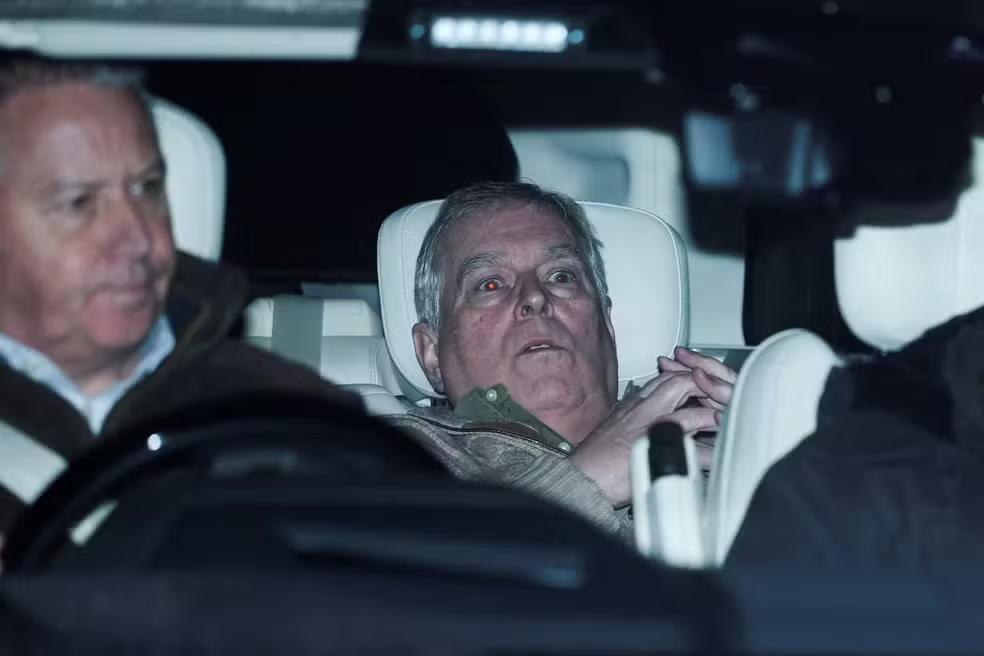 Andrew Mountbatten-Windsor após sair da delegacia de polícia de Aylsham, em Norfolk. (Foto/REUTERS/Phil Noble)