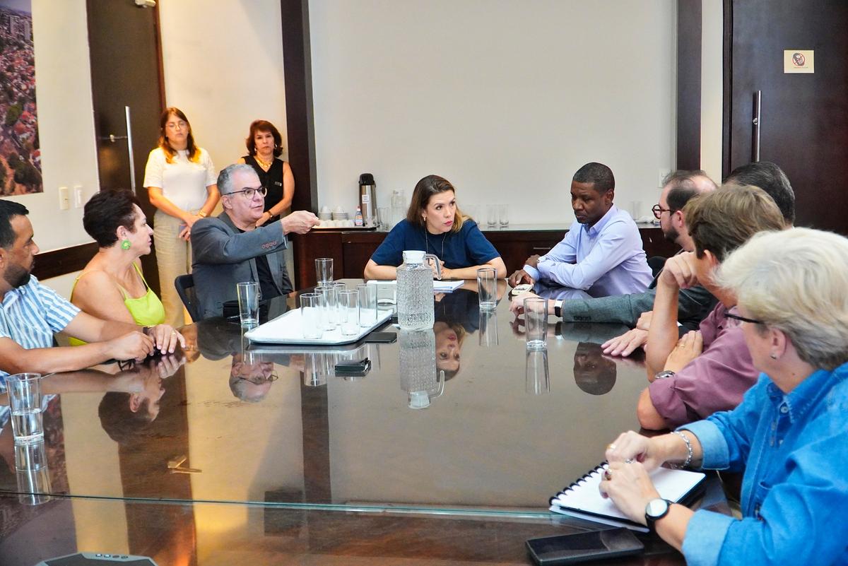 Prefeita Elisa Araújo reuniu secretários afins, vereadores e Cohagra para ouvir do subsecretário Hugo Daysel e do gestor do Núcleo de Apoio aos Municípios, Paulo Roberto Bretas, as propostas de planos habitacionais do governo estadual. (Foto/Divulgação)