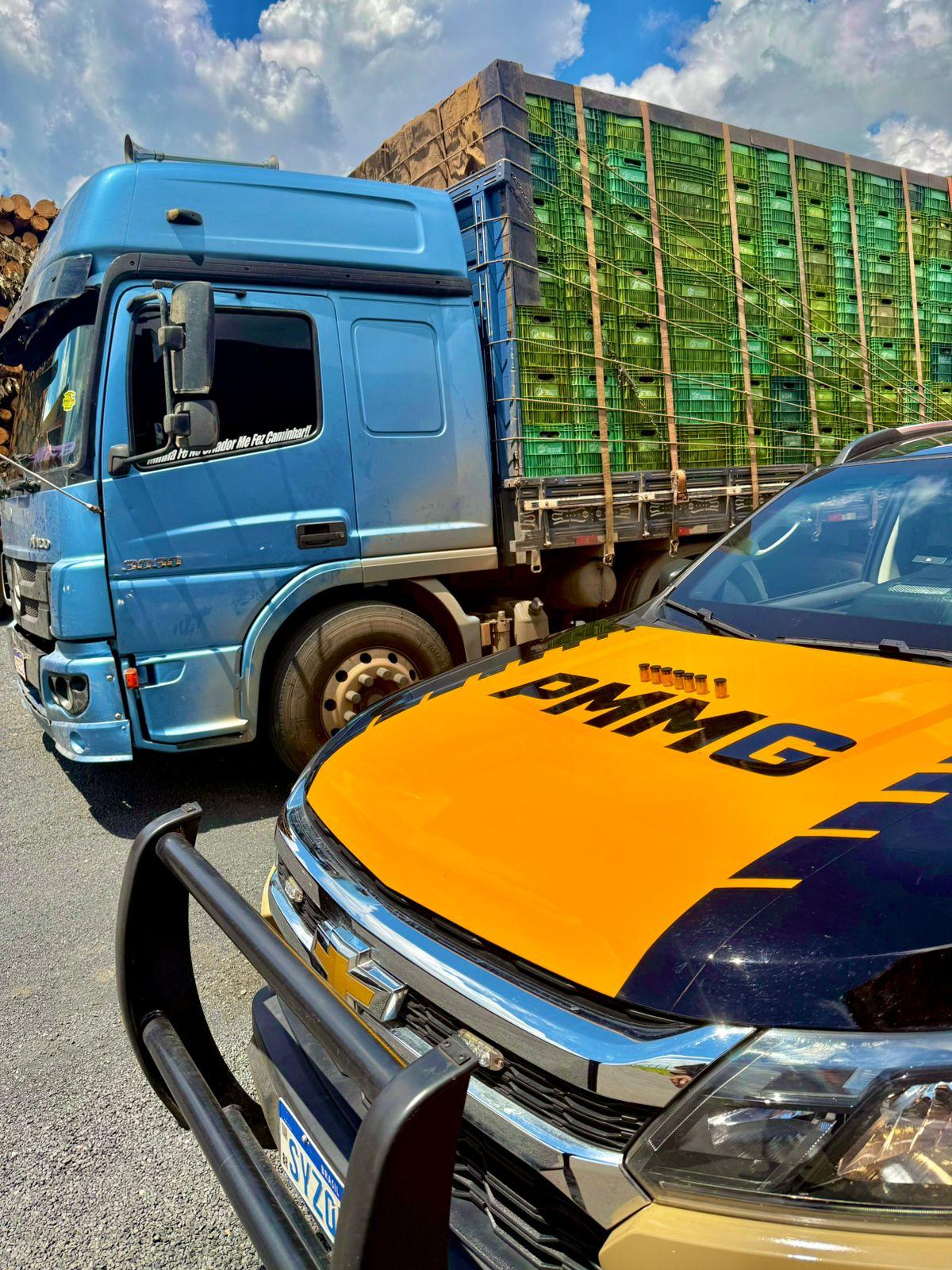 Caminhoneiro foi preso em flagrante após a PM Rodoviária encontrar 90 comprimidos de “rebite” durante fiscalização na LMG-798, em Uberaba. (Foto/Divulgação/PMRv)