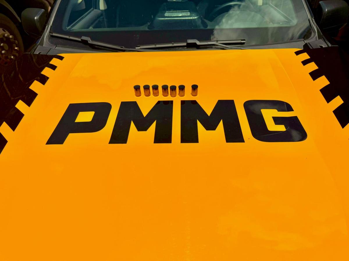 Anfetaminas apreendidas estavam acondicionadas em pequenos frascos dentro do caminhão abordado durante a Operação Trânsito Seguro. (Foto/Divulgação/PMRv)
