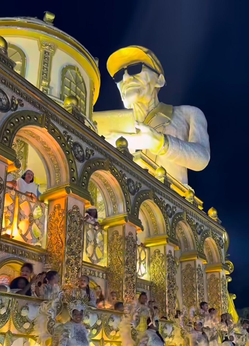 Carro com escultura gigante de Chico Xavier fechou o desfile em São Paulo (Foto/Reprodução)