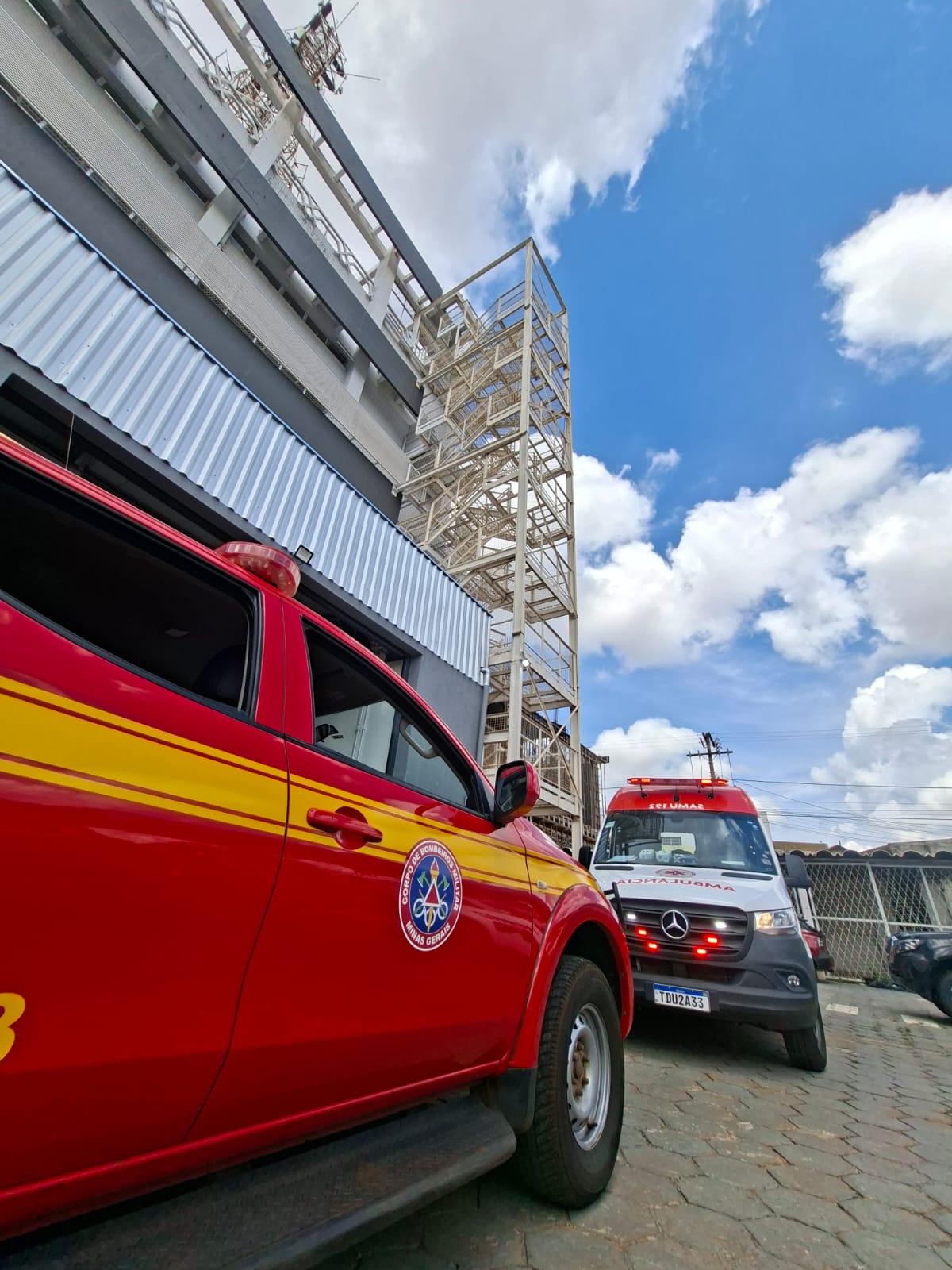 Corpo de Bombeiros e Samu atuaram no resgate à vítima (Foto/Divulgação)