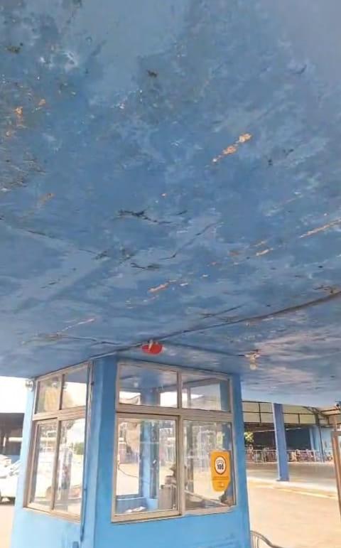 Infiltração atinge o teto da portaria da Funel, em Uberaba, e gera preocupação de frequentadores quanto à segurança do local. (Foto/Reprodução)