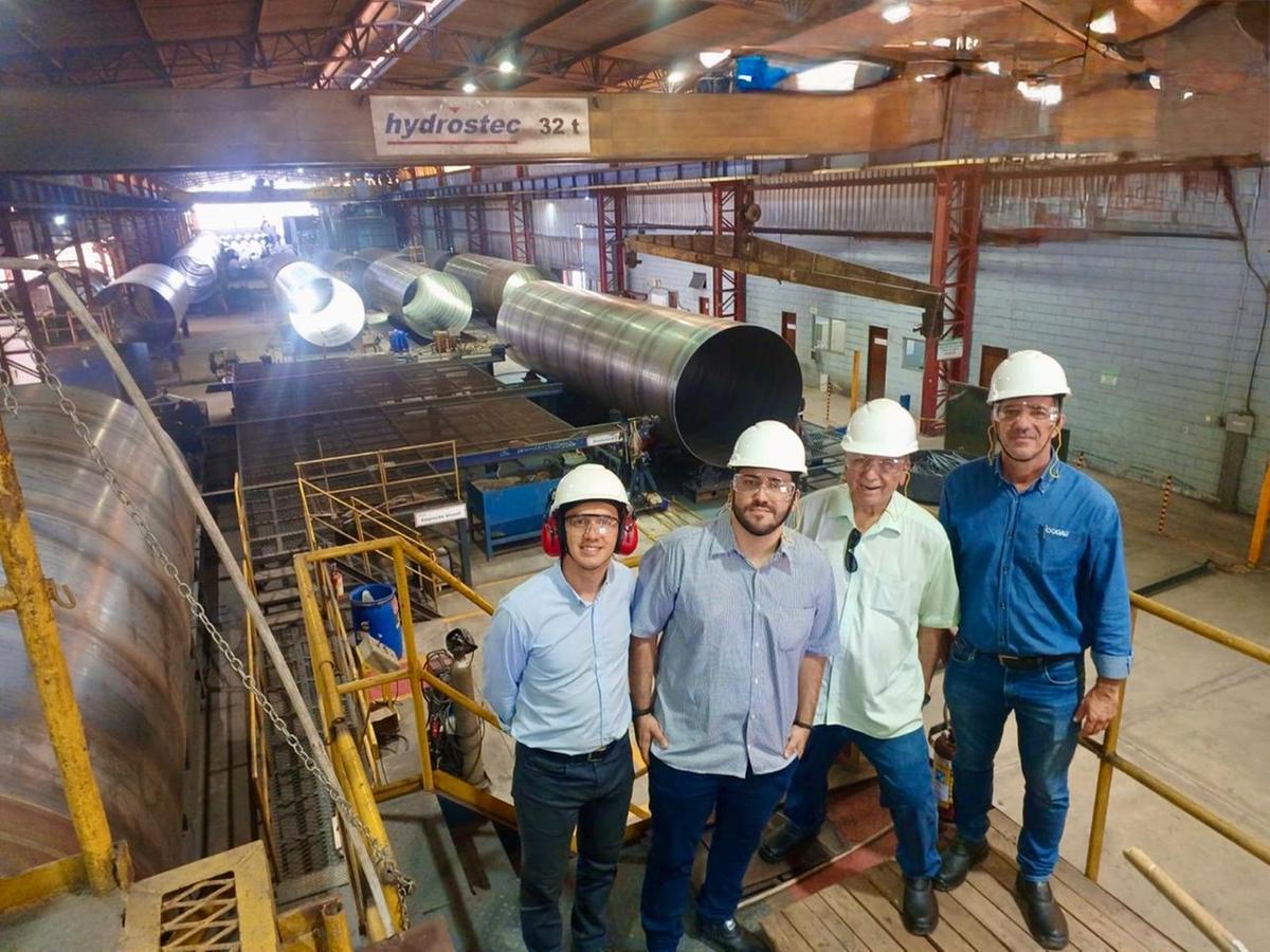 Presidente da Codau, Rui Ramos, e equipe conferiram a estrutura da vencedora da concorrência para o fornecimento dos tubos do sistema rio Grande. (Foto/Divulgação)