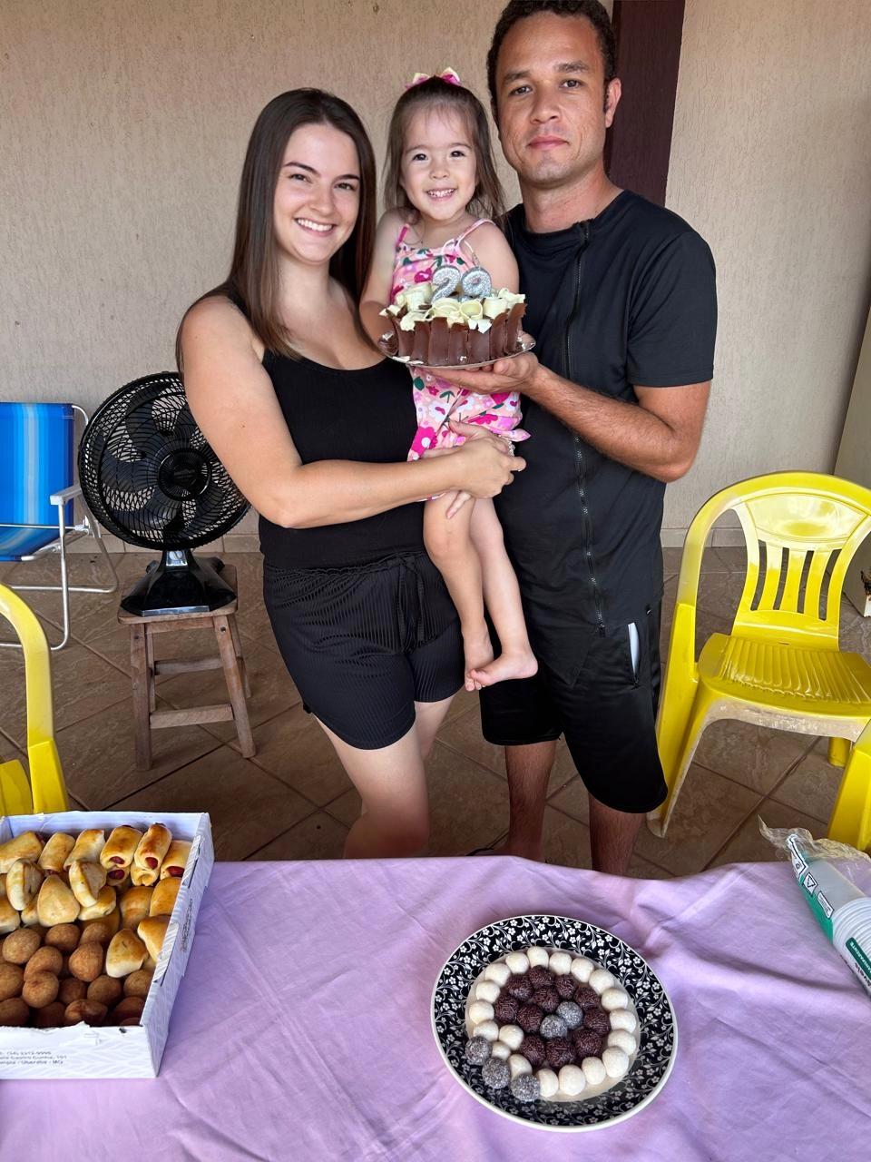 Michele foi surpreendida com uma comemoração especial de aniversário. Na foto, ao lado da filha Alice e do marido Thiago. (Foto/Arquivop pessoal)
