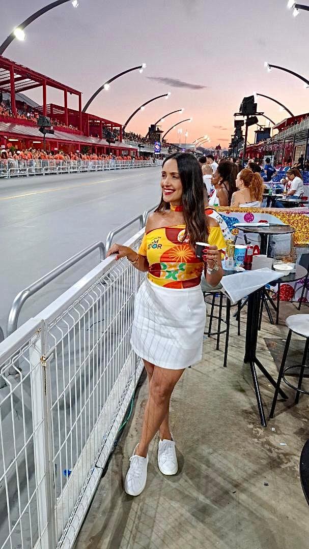 Daiana Rodrigues viveu a energia contagiante ao acompanhar de perto o desfile das escolas de samba de São Paulo. (Foto/Arquivo pessoal)