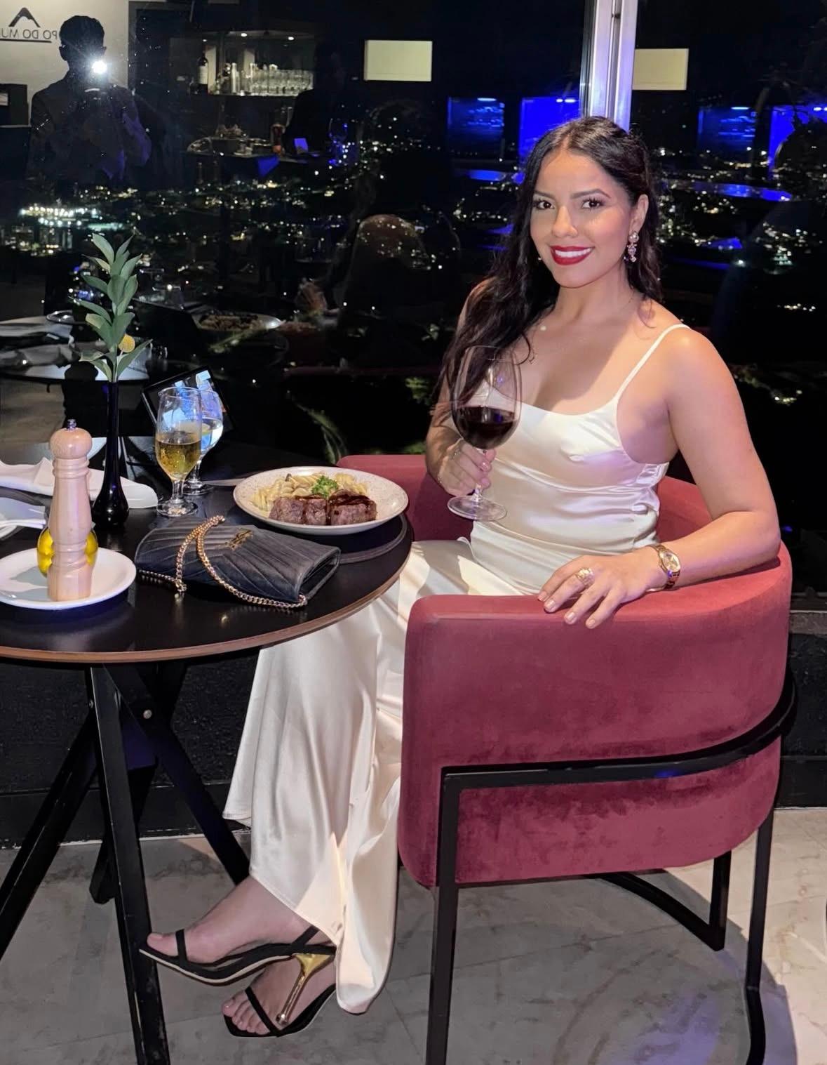 Sempre elegante, Leslye De Paula foi vista em um dos badalados restaurantes de Nova Lima. (Foto/Arquivo pessoal)