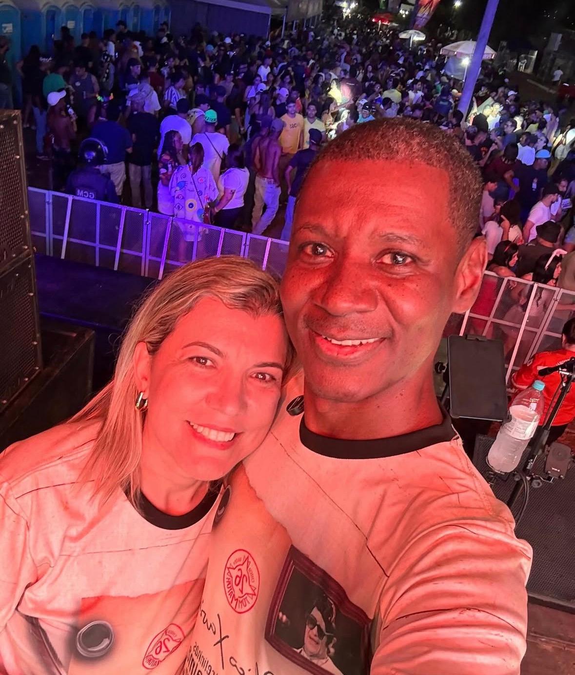 O vice-prefeito Mauricinho de Sá e sua esposa, Anakely, marcaram presença no agito do Carnaval de Uberaba, prestigiando a Tom Maior. (Foto/Arquivo pessoal)