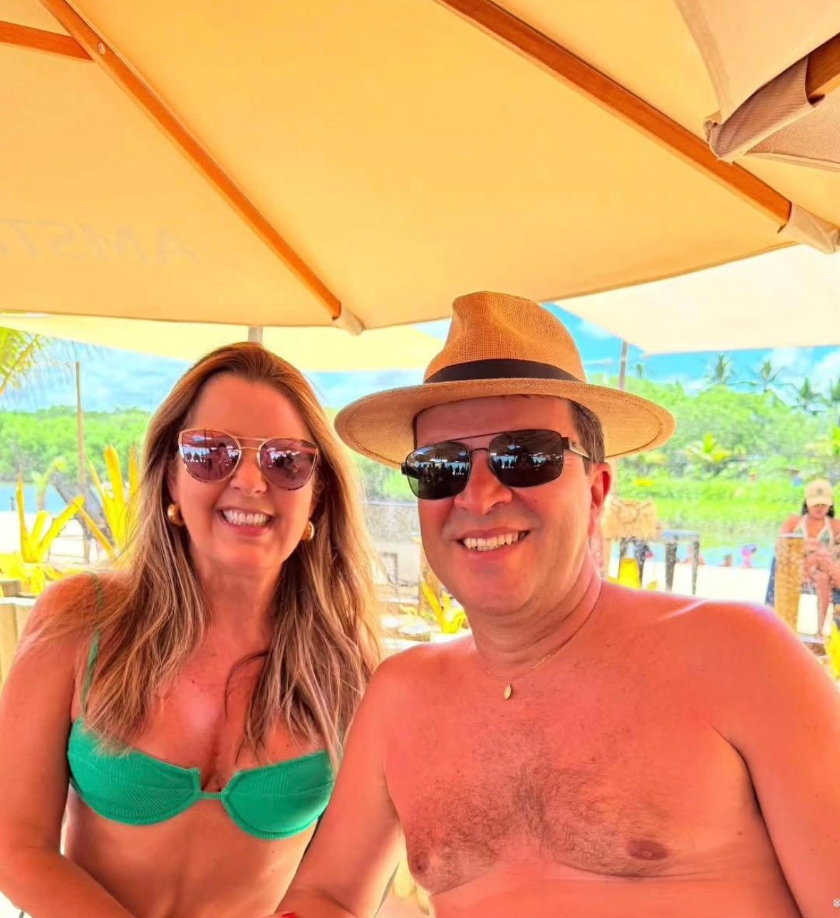 Gláucia e Anderson Cadima aproveitaram o Carnaval em grande estilo, com cenário paradisíaco na Boa Beach. (Foto/Arquivo pessoal)