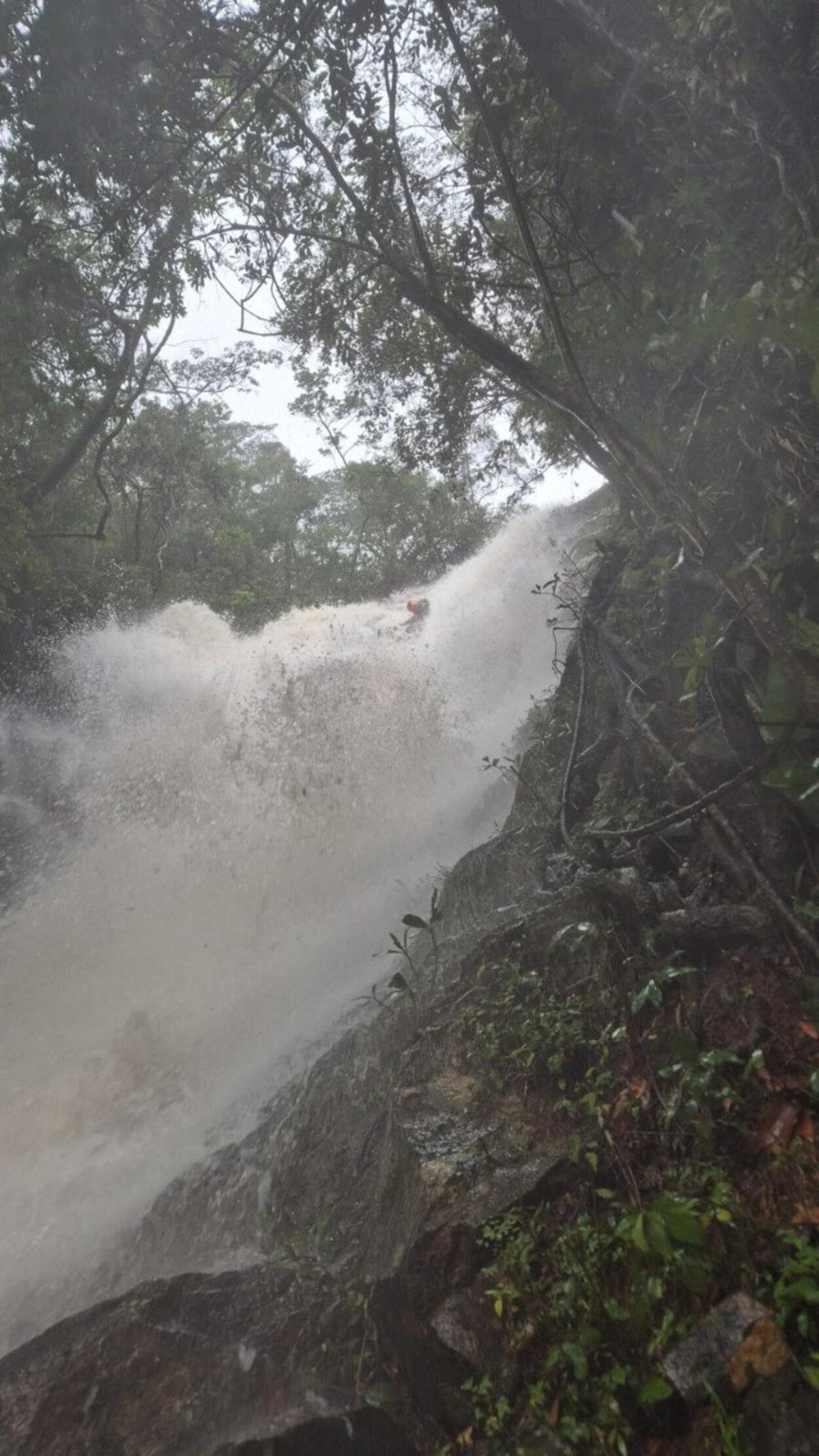 Cabeça d'água atingiu cachoeira na Serra do Cipó (Foto/CBMMG/Divulgação)