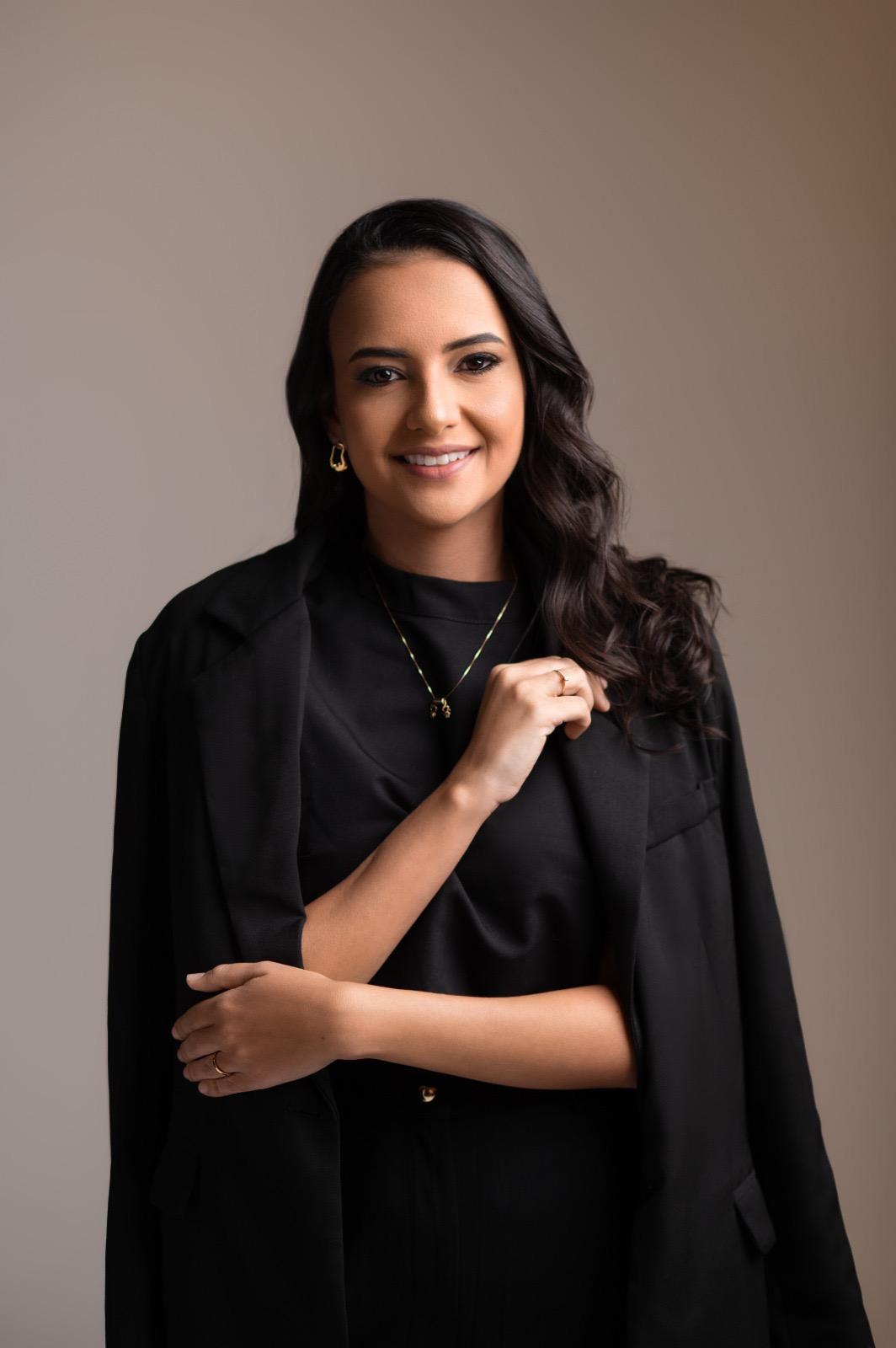 A médica veterinária Cinthia Pereira Marques em ensaio fotográfico para as lentes do Top Alysson Oliveira (Foto/Alysson Oliveira)