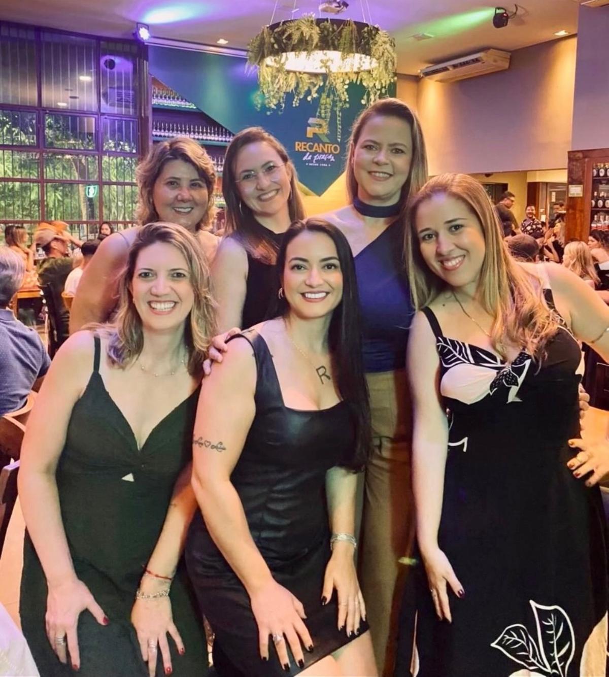 Um brinde à amizade e à vida! A querida Rogeria Inácio, no dia de seu aniversário, rodeada pelo carinho de suas amigas Carla Leite, Karol Fernandes, Elisa Bandle, Naiara Sucupira e Andreza Límido Santos (Foto/Arquivo pessoal)