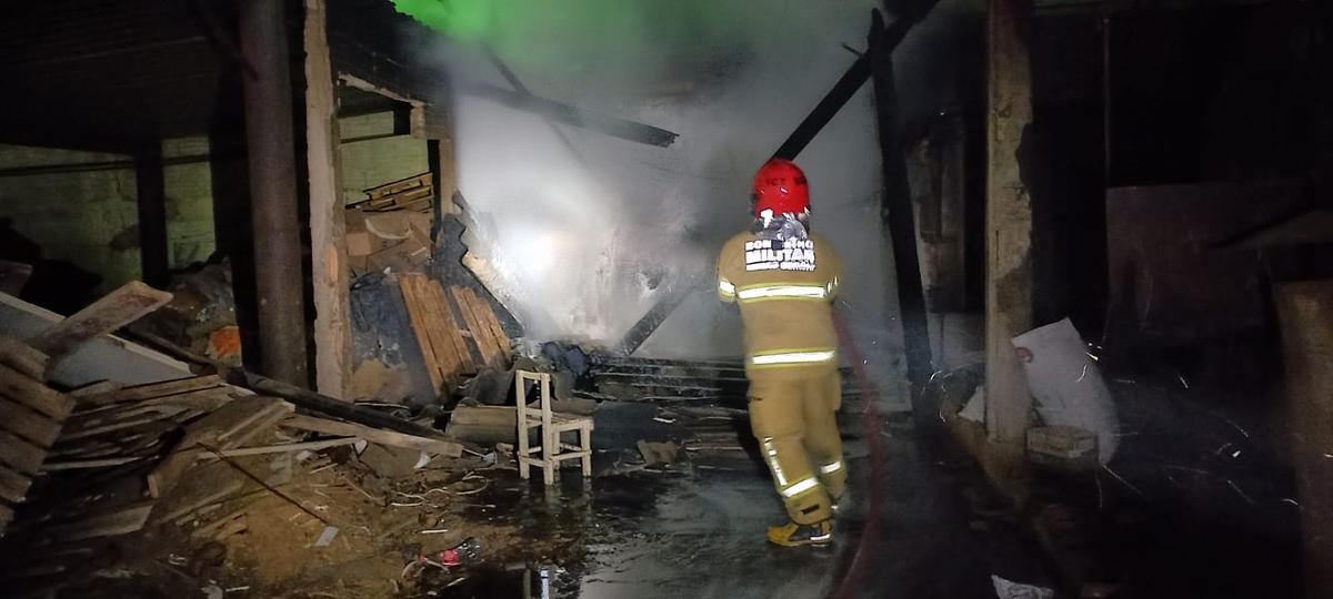 O fogo consumiu parte do cômodo destinado à caldeira, provocando o colapso do teto do espaço (Foto/Divulgação)